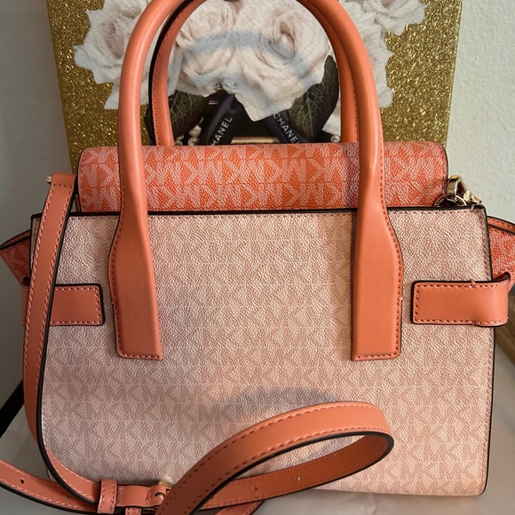 Michael Kors NWT medium flap satchel retails $558 - Picture 4 of 13